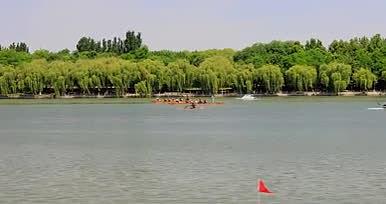 4K实拍夏季水上运动龙舟皮艇赛视频的预览图